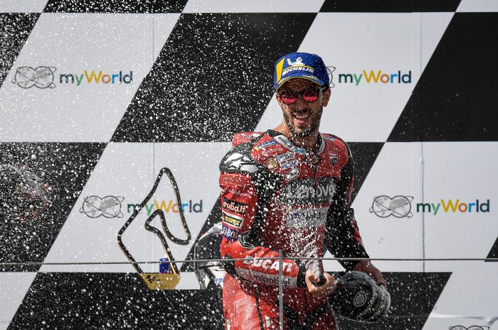 Pembalap Ducati, Andrea Dovizioso, merayakan kemenangan pada MotoGP Austria di Red Bull Ring, Minggu (16/8/2020).