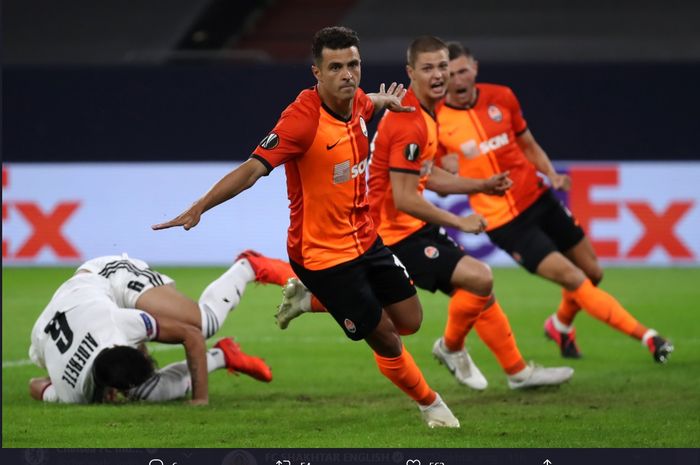 Momen pemain Shakhtar Donetsk, Junior Moraes, kala menjebol gawang Basel pada laga perempat final Liga Europa 2019-2020.