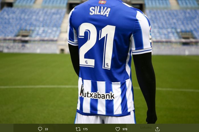 Kostum nomor 21 untuk David Silva yang sudah disiapkan Real Sociedad. 