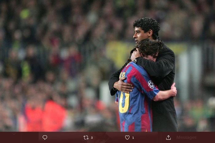 Frank Rijkaard memeluk Lionel Messi. Rijkaard ialah pelatih yang memberikan debut untuk Messi di tim utama Barca.