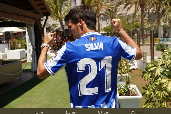 Eks bintang Manchester City, David Silva, mengenakan jersey klub barunya, Real Sociedad. 