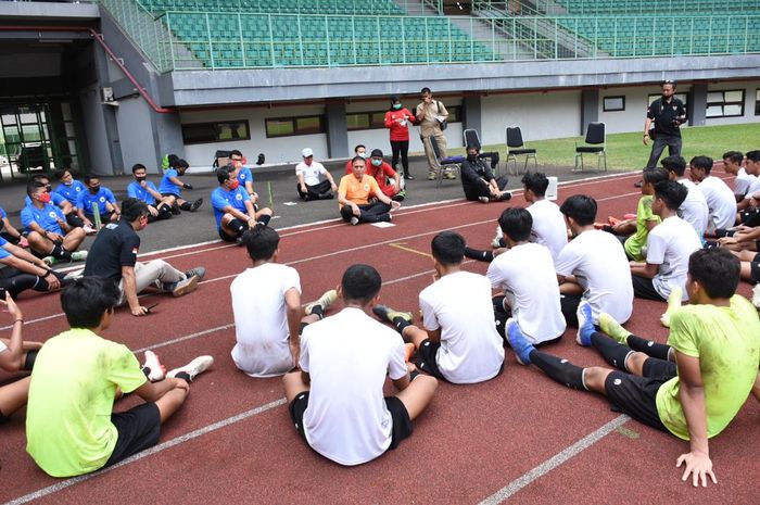 Ketua Umum PSSI, Mochamad Iriawan, memberikan wejangan pada skuad timnas U-16 Indonesia di Stadion Patriot Candrabhaga, Bekasi, Selasa (18/8/2020).