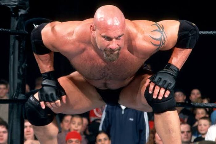 Pegulat WWE, Goldberg pada saat akan melakukan jurus andalannya, yakni Spear.