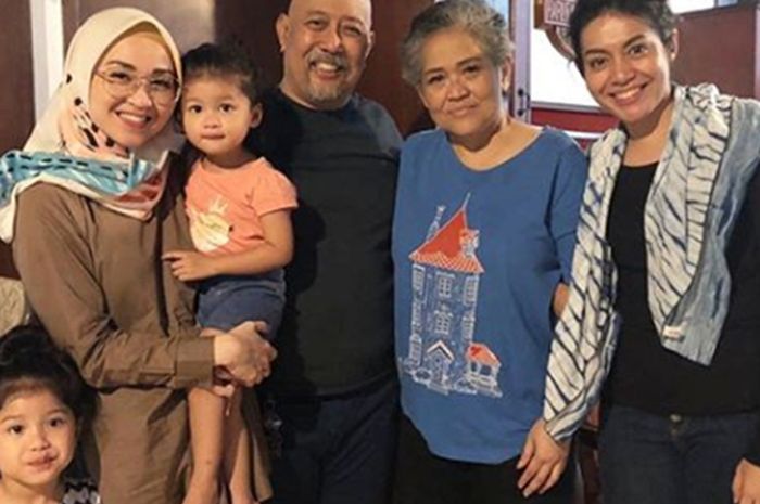 Kesepian Setelah Ditinggal Sang Istri, Begini Tampilan Rumah Indro