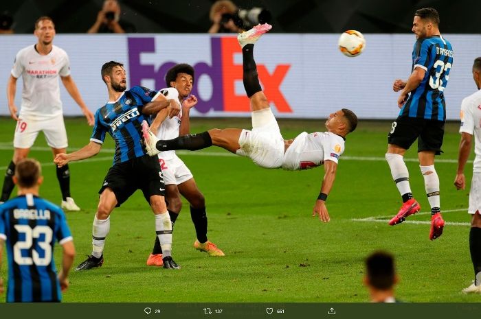 Gol salto pemain Sevilla, Diego Carlos, ke gawang Inter Milan dalam final Liga Europa, Jumat (21/8/2020).