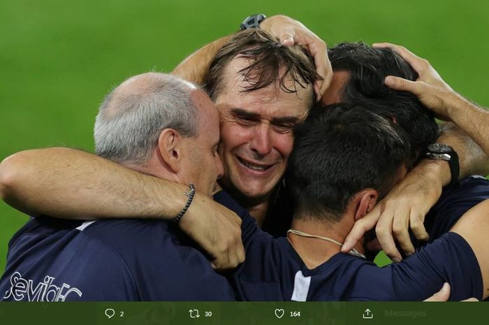 Pelatih Sevilla Julen Lopetegui menangis haru setelah menaklukkan Inter Milan di final Liga Europa 2019-2020.