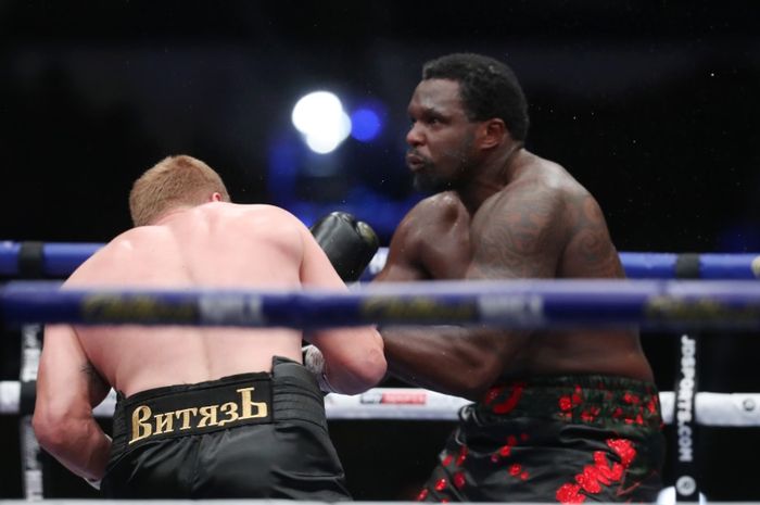 Alexander Povetkin, menang KO atas Dillian Whyte untuk menjadi juara baru kelas berat WBC interim, Sabtu (22/8/2020). 