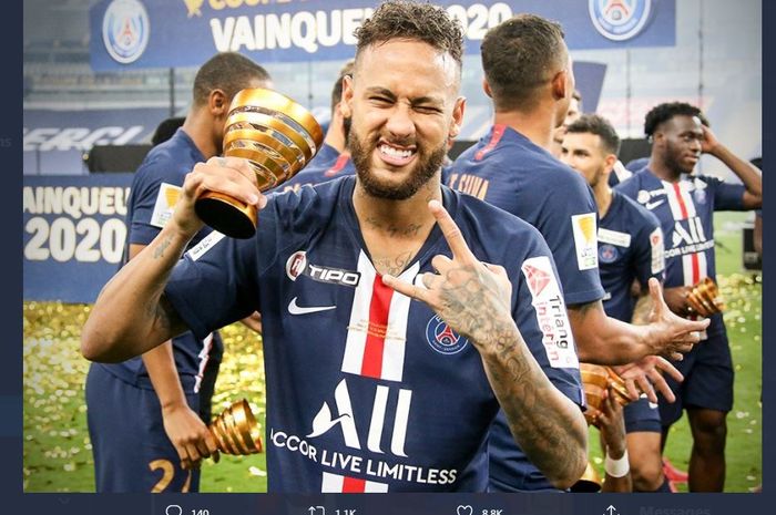 Neymar dengan trofi juara Piala Liga Prancis 2019-2020 bersama Paris Saint-Germain.