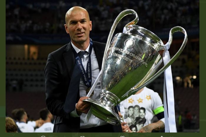 Zinedine Zidane dengan trofi juara Liga Champions bersama Real Madrid.