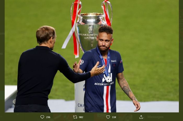 Neymar Jr bersalaman dengan pelatih Thomas Tuchel usai final Liga Champions yang dimenangkan Bayern Muenchen atas Paris Saint-Germain di Lisabon, 23 Agustus 2020.