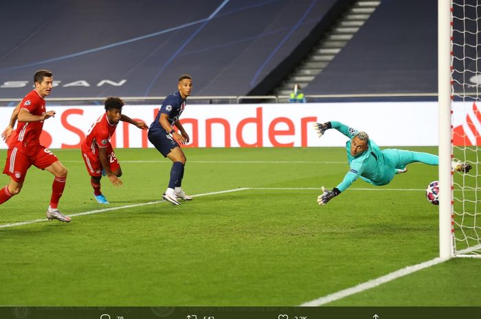 Momen proses terjadinya gol winger Bayern Muenchen, Kingsley Coman, ke gawang Paris Saint-Germain  (PSG) pada laga final Liga Champions 2019-2020 yang membuat timnya unggul 1-0.