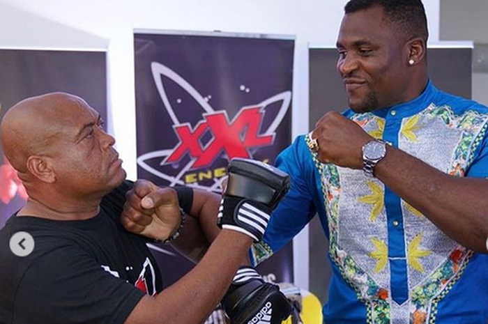 Petarung UFC, Francis Ngannou (kanan) dan calon lawannya di ring tinju Komedia, Hoga (kiri).