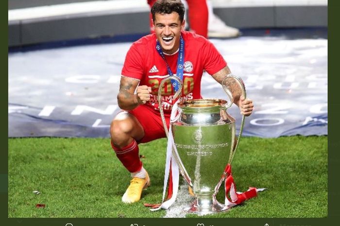 Philippe Coutinho berpose dengan trofi juara Liga Champions Bayern Muenchen.