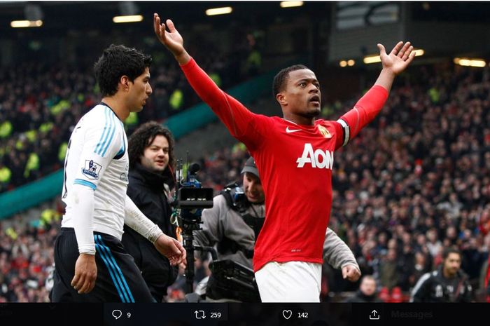 Luis Suarez (kiri) dengan Patrice Evra saat kedua tim masing-masing masih membela Liverpool dan Manchester United.