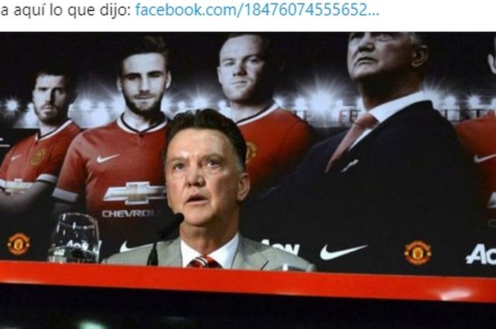 Louis van Gaal sedang memberikan keterangan pers saat menjadi pelatih Manchester United