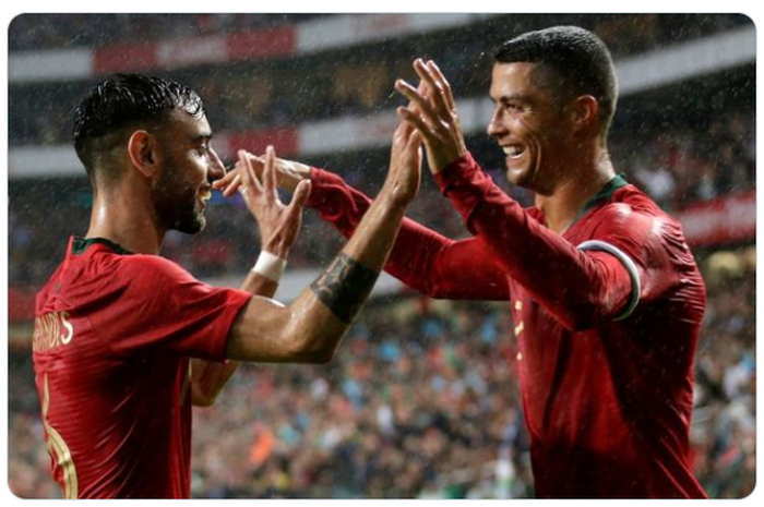 Bruno Fernandes (kiri) dan Cristiano Ronaldo saat bermain untuk timnas Portugal.