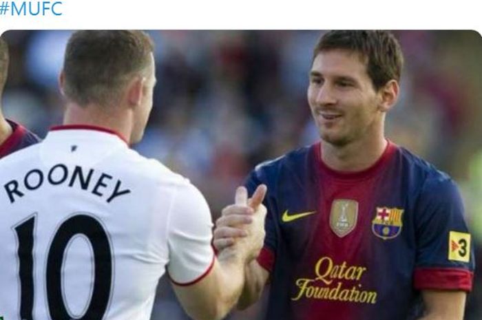 Striker Manchester United, Wayne Rooney, berjabat tangan dengan megabintang Barcelona, Lionel Messi.