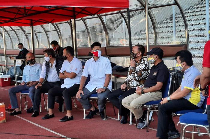 Menteri Pemuda dan Olahraga Zainudin Amali, Ketua Komite Olimpiade Indonesia (KOI) Raja Sapta Oktohari dan Ketum PSSI Mochamad Iriawan terlihat hadir menyaksikan skud Garuda berlatih di Stadion Madya, Senayan, Jakarta, Jumat (28/8/2020).