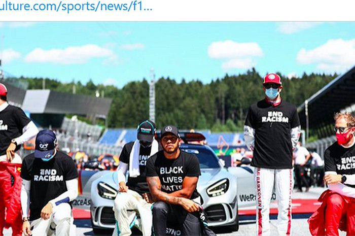 Pembalap Mercedes, Lewis Hamilton (tengah, berlutut), memimpin aksi simpatik untuk mengutuk kasus kekerasan rasialisme menjelang balapan F1 GP Austria di Red Bull Ring, Austria, 5 Juli 2020.