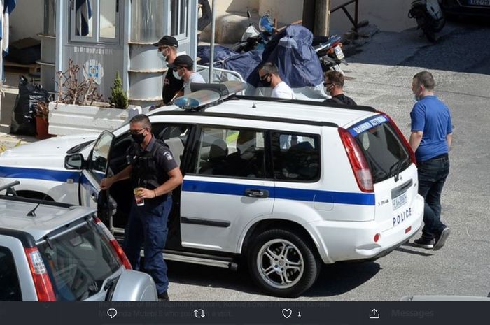Jumat (21/8/2020) siang waktu setempat Harry Maguire dan 2 terdakwa lain hadir di pengadilan pulau Syros untuk menjalani sidang dugaan penyerangan polisi di Mykonos.