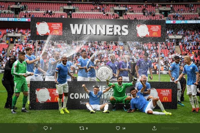 Skuad Manchester City merayakan gelar Community Shield.