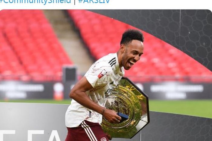 Striker Arsenal, Pierre-Emerick Aubameyang, memegang trofi Community Shield usai mengalahkan Liverpool di Stadion Wembley, Sabtu (29/8/2020).