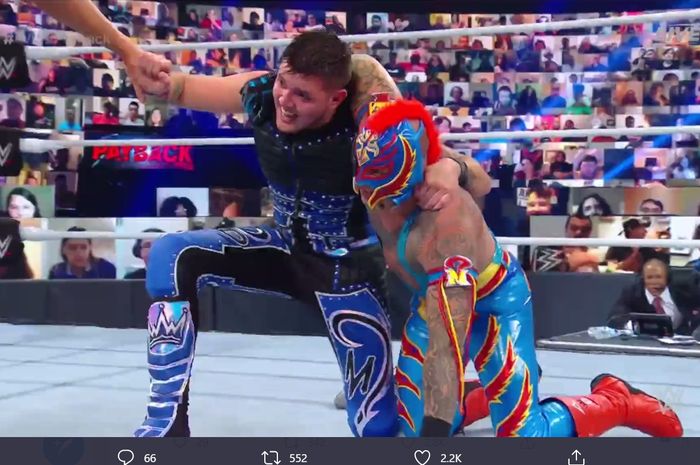 Pasangan bapak-anak, Rey Mysterio-Dominik Mysterio meraih kemenangan di WWE Payback, Minggu (30/8/2020).