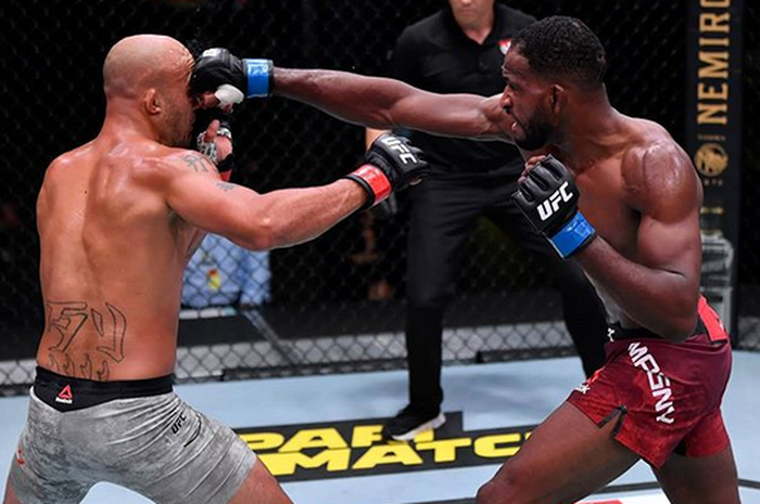 Petarung UFC dari kelas welter, Neil Magny (kanan) tengah menonjok lawannya Robbie Lawler (kiri) pada UFC Fight Night 175 Minggu (30/8/2020).