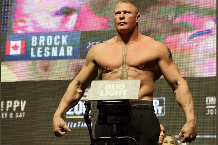Legenda WWE, Brock Lesnar, saat aktif menggebuk lawan di UFC.