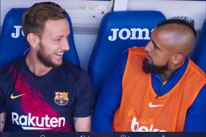 Kebersamaan Arturo Vidal dan Ivan Rakitic dalam satu momen latihan bersama Barcelona pada musim 2019-2020.