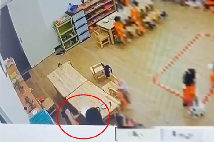 Melalui rekaman CCTV orah tua murid mengetahui perlakukan gurunya terhadap muridnya.