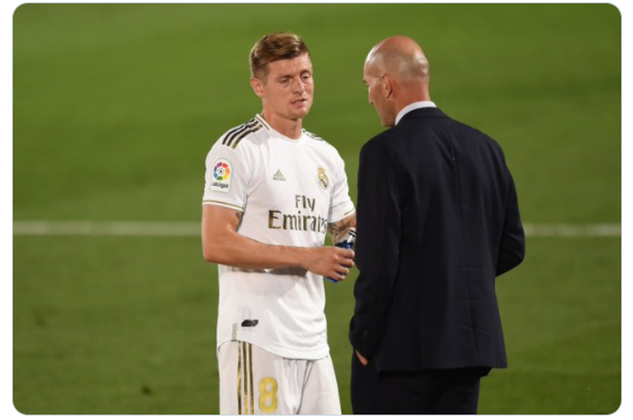 Zinedine Zidane (kiri) dan Toni Kroos saat berdiskusi di tengah pertandingan.