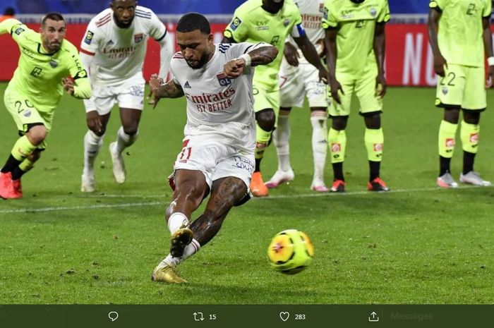 Memphis Depay cetak gol penalti dalam duel Olympique Lyon vs Dijon di Liga Prancis, 28 Agustus 2020.