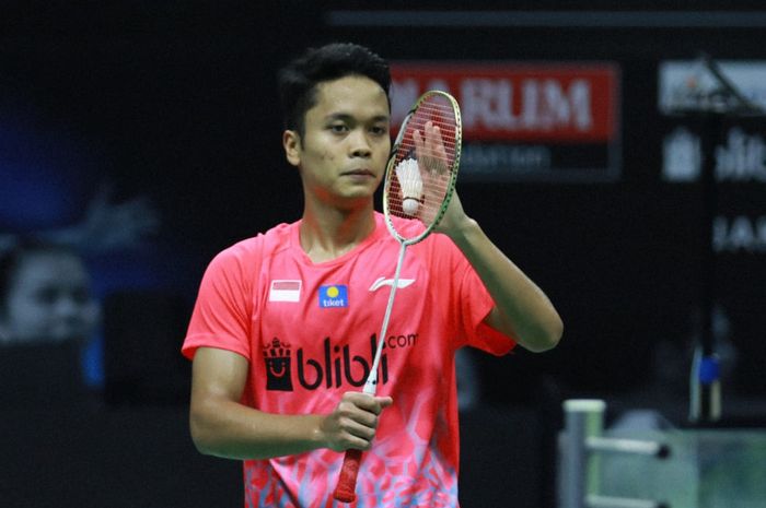 Pebulu tangkis tunggal putra Indonesia, Anthony Sinisuka Ginting, melakukan selebrasi setelah berhasil memenangi pertandingan atas Chico Aura Dwi Wardoyo dengan skor 18-21, 21-15, 21-13 pada laga simulasi Piala Thomas 2020 yang digelar PP PBSI di Hall Pelatnas PP PBSI, Cipayung, Jakarta Timur, Kamis