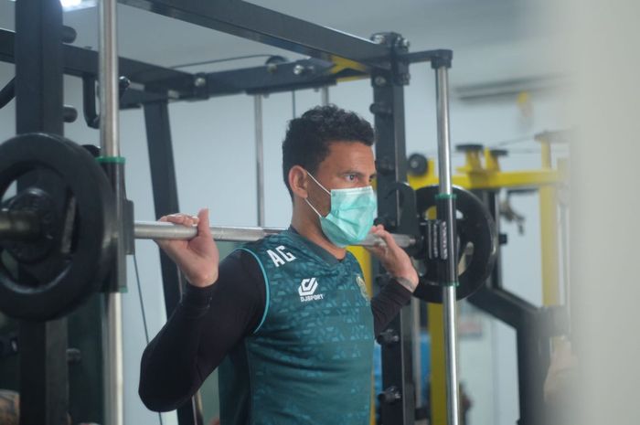 Penyerang asing Tira Persikabo, Alex dos Santos, sedang latihan gym