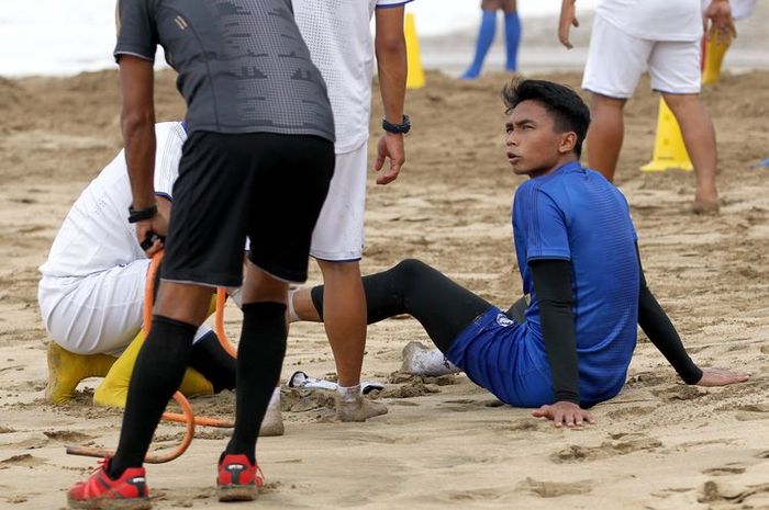 Pemain Arema FC Bagas Adi Nugroho mengalami masalah pada engkel kaki saat latihan fisik di Pantai Nganteb Kabupaten Malang, Jawa Timur, Rabu (02/09/2020) pagi.