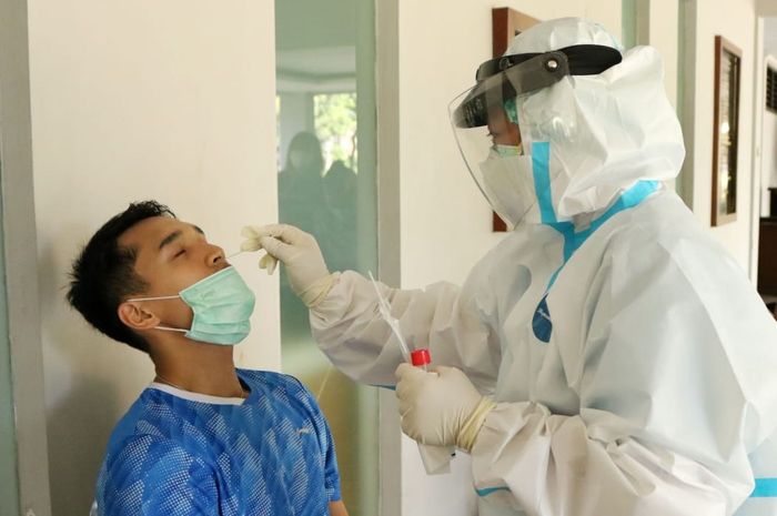 Pebulu tangkis tunggal putra, Jonatan Christie, menjalani tes swab di Pelatnas PBSI, Cipayung, Jakarta, 4 September 2020.