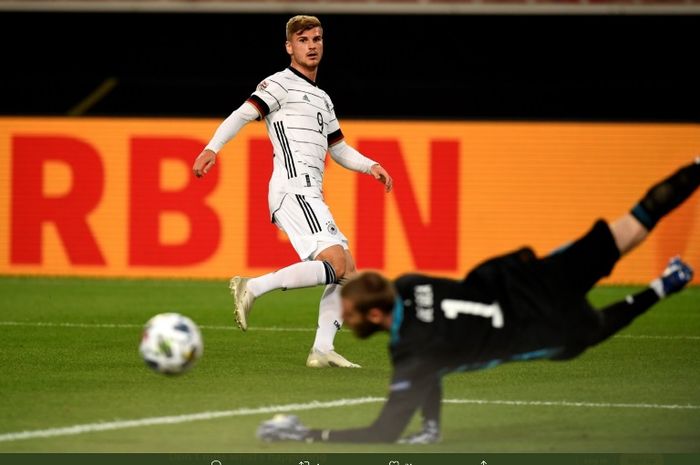 Aksi kiper tinas Spanyol, David de Gea, dalam partai UEFA Nations League melawan timnas Jerman, Kamis (3/9/2020).