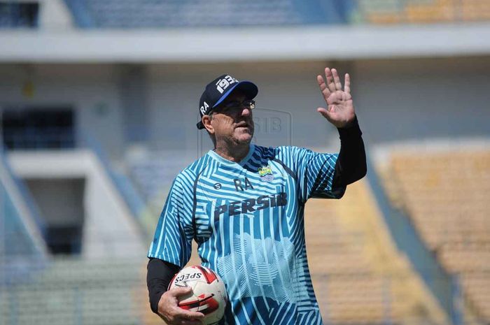 Pelatih Persib Bandung, Robert Rene Alberts, saat memimpin timnya latihan di Stadion Gelora Bandung Lautan Api (GBLA), Bandung.