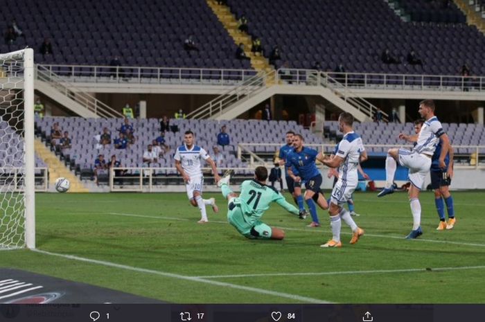 Bintang timnas Bosnia-Herzegovina, Edin Dzeko,mencetak gol ke gawang timnas Italia dalam laga Grup 1 Liga A UEFA Nations League. 