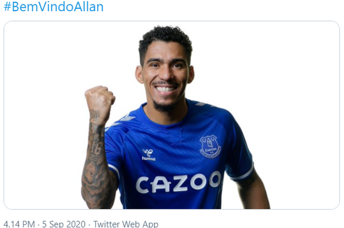 Gelandang asal Brasil, Allan, saat diperkenalkan sebagai pemain Everton.