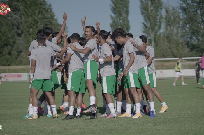 Timnas U-19 Indonesia melakukan pemanasan saat laga melawan Bulgaria pada International Friendly Tournament U-19.