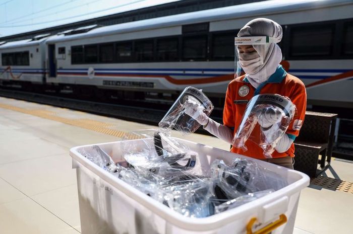 Mau Liburan Naik Kereta Api Jarak Jauh Ini Syarat Bepergian Saat New Normal Semua Halaman Hai Naik kereta api terbaru kereta api dan krl indonesia. mau liburan naik kereta api jarak jauh