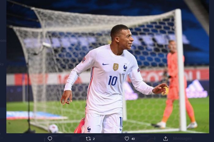 Penyerang timnas Prancis, Kylian Mbappe (kanan),  mencetak gol ke gawang Swedia pada laga UEFA Nations League di Friends Arena Solna, 5 September 2020.