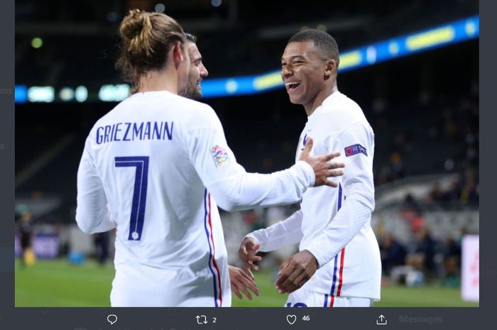 Penyerang timnas Prancis, Kylian Mbappe (kanan),  mencetak gol ke gawang Swedia pada laga UEFA Nations League di Friends Arena Solna, 5 September 2020.