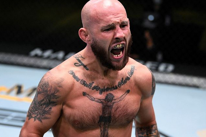 Brian Kelleher merayakan kemenangannya usai mencekik Ray Rodriguez dalam waktu kurang dari satu menit saja pada UFC Fight Night 176 Minggu (6/9/2020)