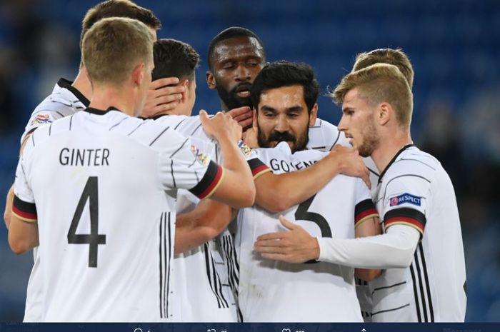 Para pemain Jerman merayakan gol yang dicetak Ilkay Guendogan ke gawang Swiss dalam ajang UEFA Nations League.