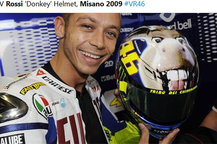 Valentino Rossi memamerkan helm dengan wajah keledai di sisi atas. Helm ini digunakannya pada balapan MotoGP San Marino musim 2009.