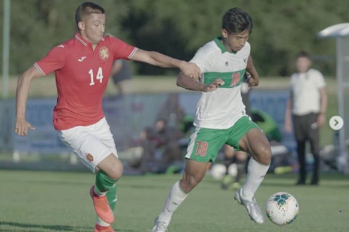 Pemain Timnas U-19 Bulgaria (kiri) coba merebut bola dari pemain Timnas U-19 Indonesia dalam duel International U-19 Friendly Tournament 2020 di Kroasia, Sabtu (5/9/2020).