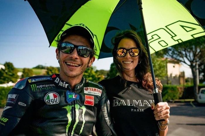 Valentino Rossi (kiri) besama dengan kekasihnya, Francesca Sofia Novello (kanan).